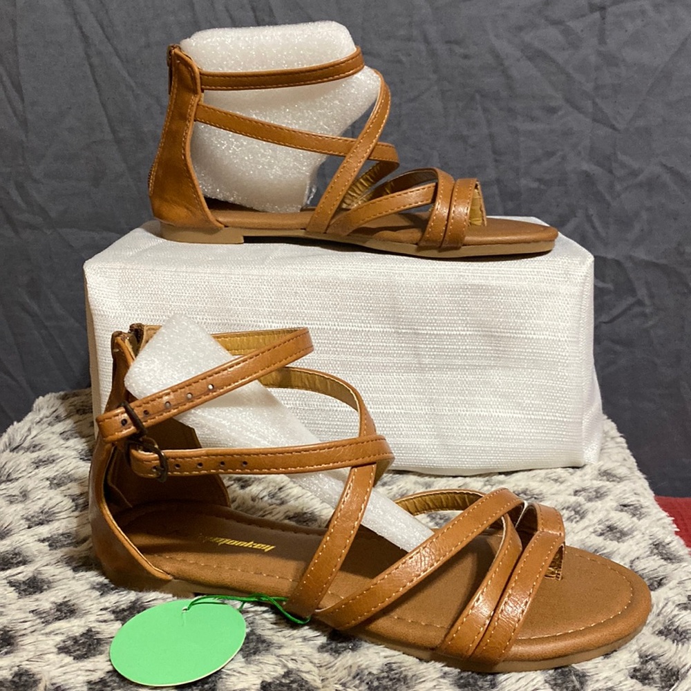 Tan sandals with toe divider
